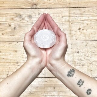 Selenit Handschmeichler - Mandala mit Om-Zeichen